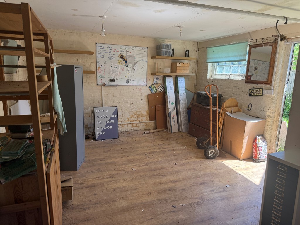 Lot: 35 - STABLES AND LAND WITH PLANNING IN SOUGHT AFTER LOCATION - Internal Store